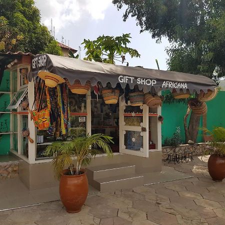 De Mod Hotel Ngleshi Amanfro Dış mekan fotoğraf