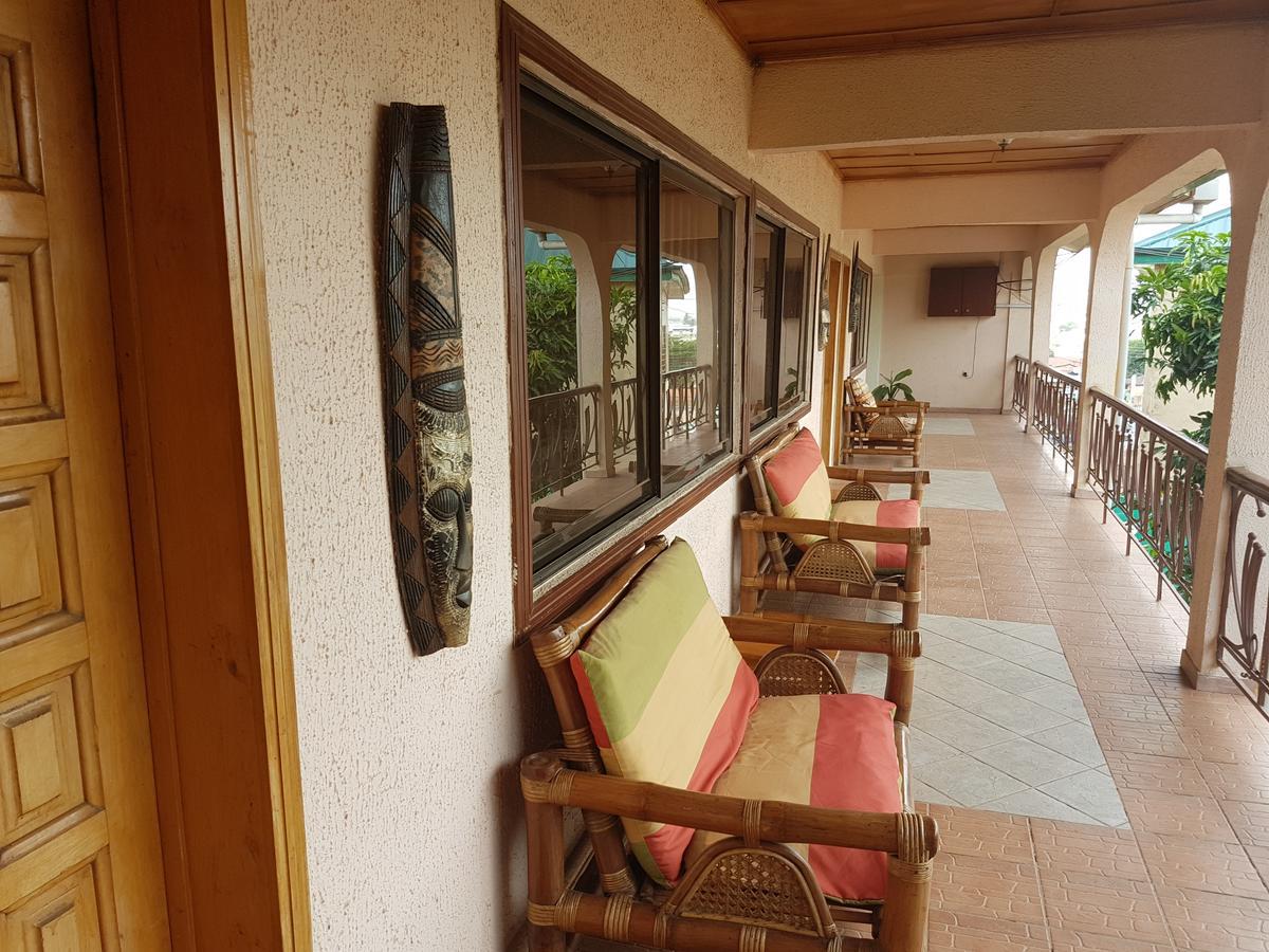 De Mod Hotel Ngleshi Amanfro Dış mekan fotoğraf