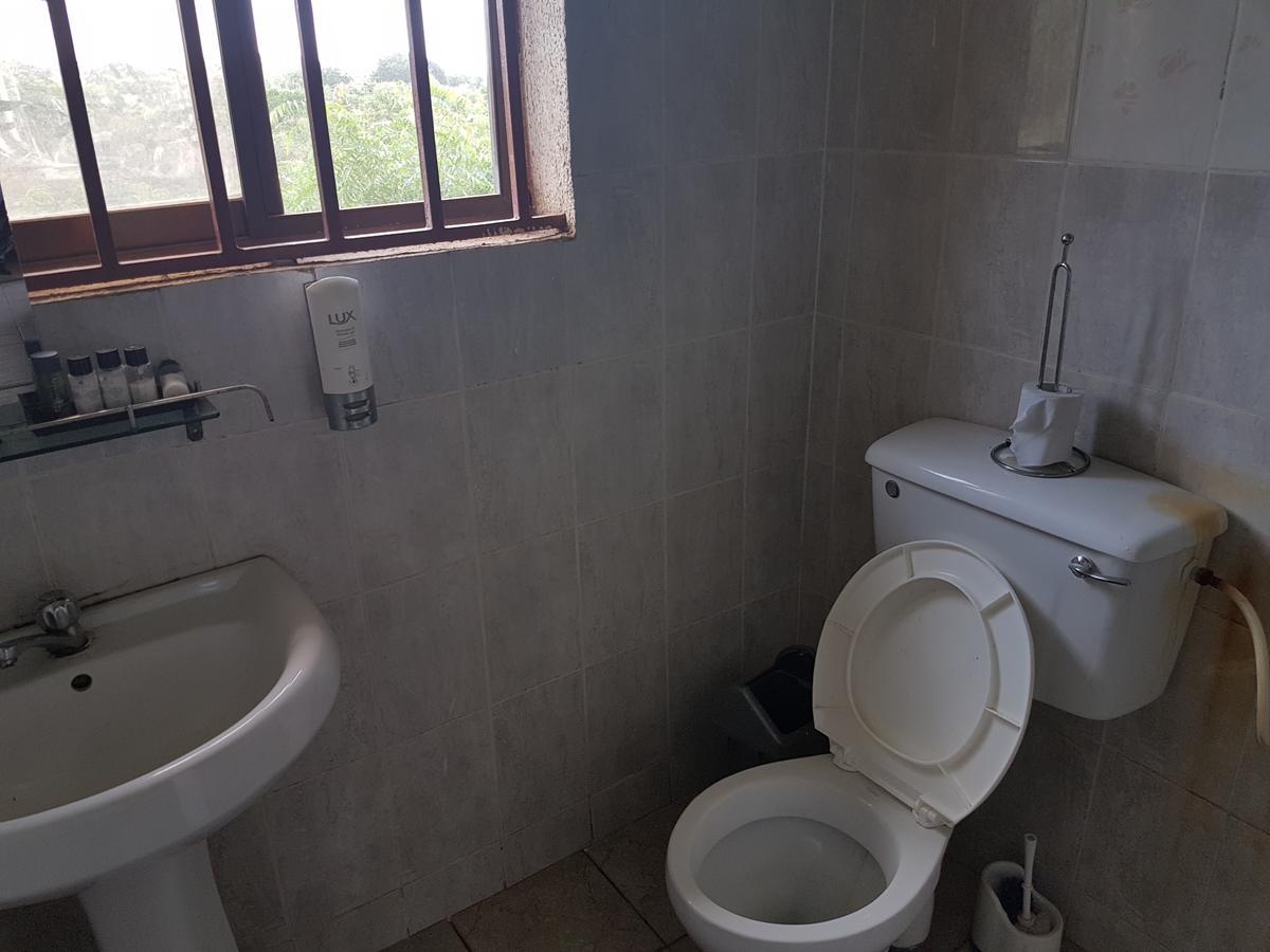 De Mod Hotel Ngleshi Amanfro Dış mekan fotoğraf